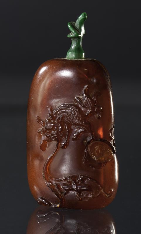 Amber Snuff Bottle with Qinlin Design and Green Ivory Stopper