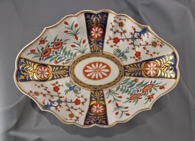 Dish with Imari/Kakiemon Flower Design