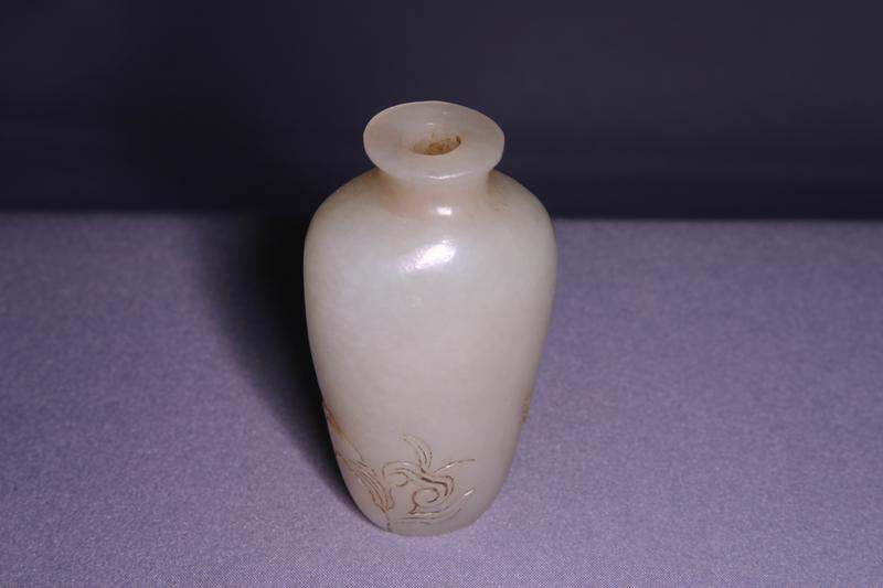 White Jade Snuff Bottle with Carved Plants and Fungus Design