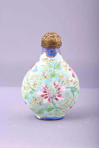 Enamel Snuff Bottle decorated with Chrysanthemum Flowers and Stems