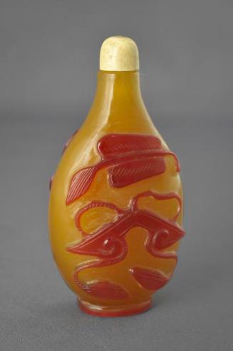 Glass Snuff Bottle with Red Overlay Designs