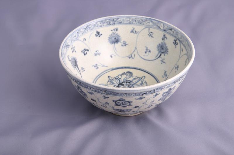 Bowl with underglaze blue design of Buddhist Emblems