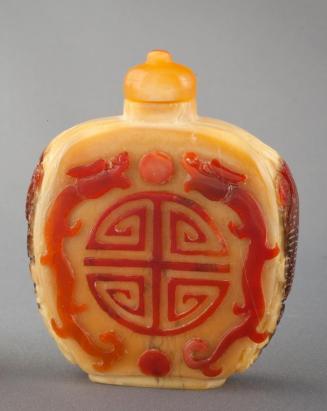 Hornbill Snuff Bottle with Design of a pair of Dragons on either side of the Character for Longevity (shou)