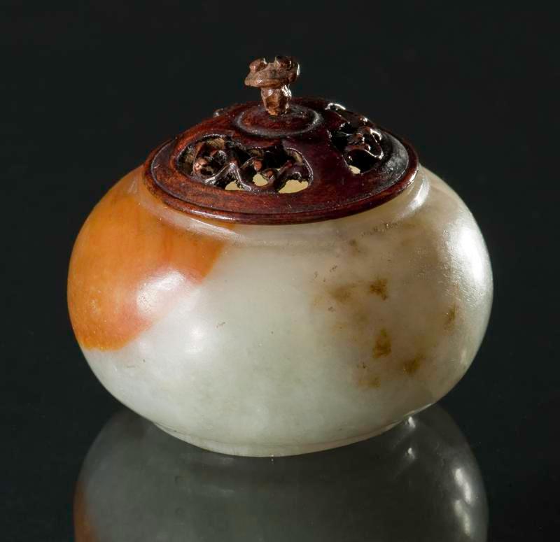 Small Globular Jade Bowl with Wooden Cover