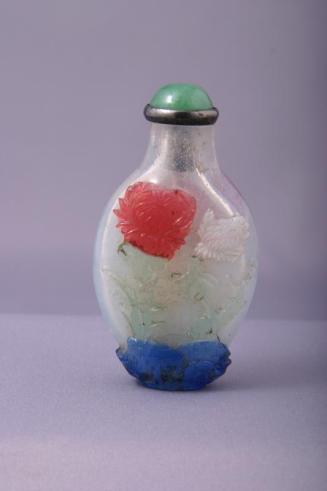 Glass Snuff Bottle with Chrysanthemum Overlay Decoration in Red, White and Blue