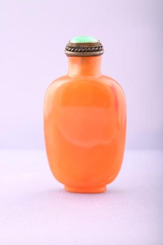 Agate Snuff Bottle with Jadeite and Brass Stopper