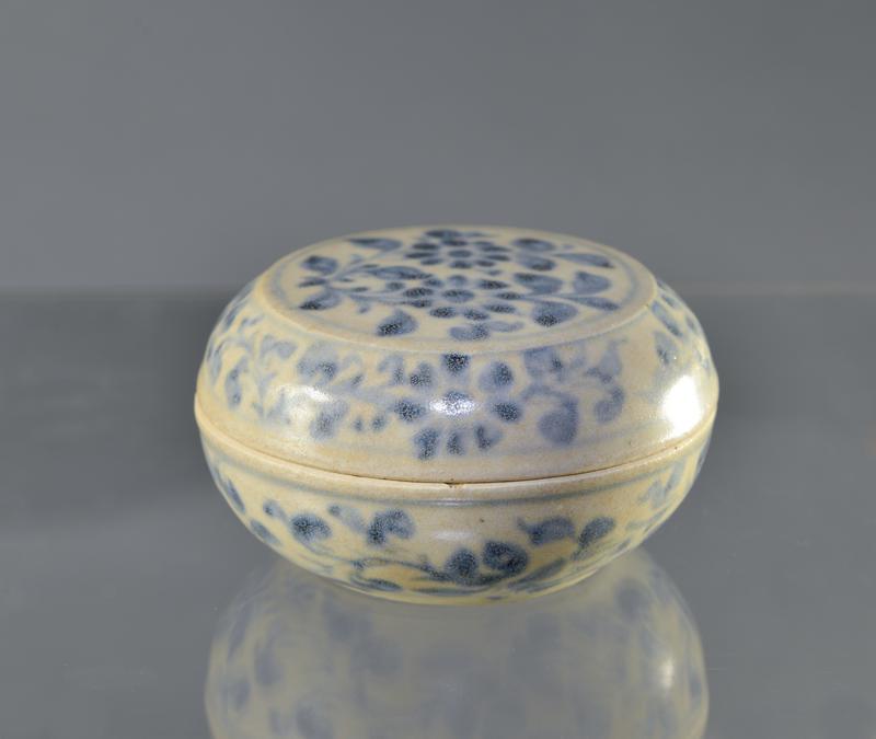 Export blue and white covered jar