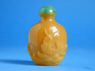 Glass Snuff Bottle with Design of Carp above Waves