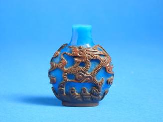 Glass Snuff Bottle with Design of Coiling Dragon amidst Clouds over Waves