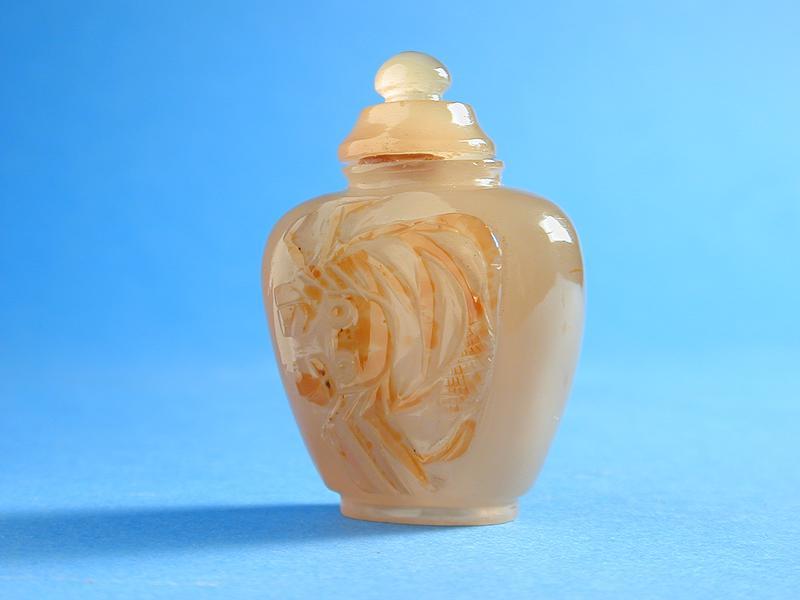 Tan agate Snuff Bottle with low relief design of crabs & reeds carved to highlight brown inclusions in the stone