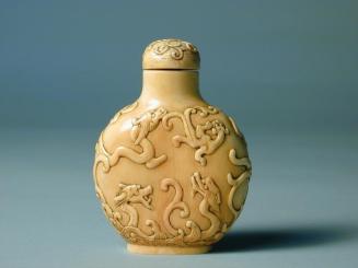 Snuff Bottle with Designs of Intertwined and Elongated Dragons