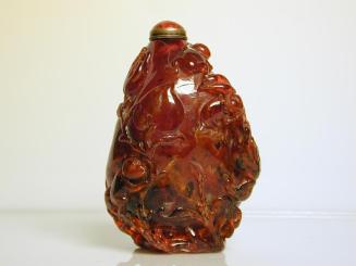 Amber Snuff Bottle with Design of Monkeys Climbing up a Peach Tree