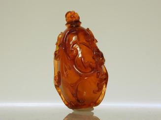 Amber Snuff Bottle with Design of Coiling Dragons